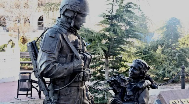 Обливший краской памятник Вежливым людям в Крыму пьянчуга арестован