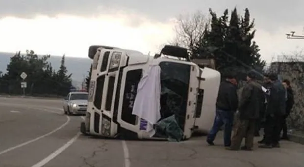 В Ялте водитель чудом спасся от летящего на него грузовика