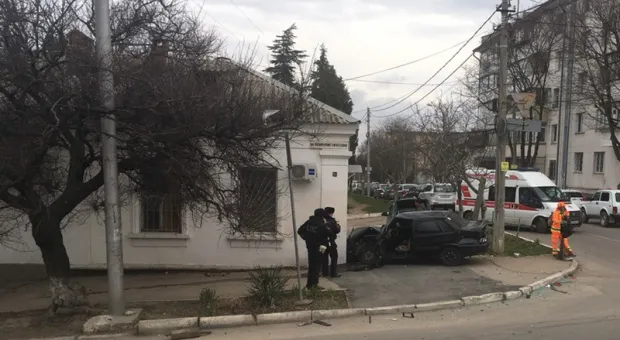 В Севастополе в здание больницы влетел автомобиль