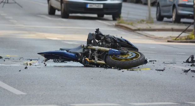 «Сломан пополам»: под Севастополем столкнулись автомобиль и мотоцикл 