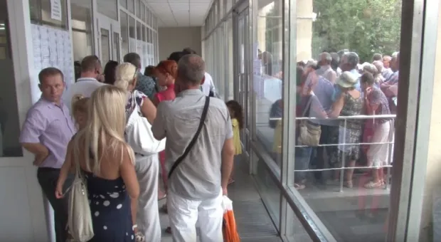 Живые очереди и подпольная торговля талонами вернулись в МФЦ Севастополя?