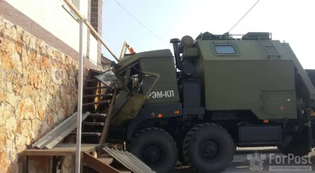 В Севастополе военный грузовик врезался в жилой дом