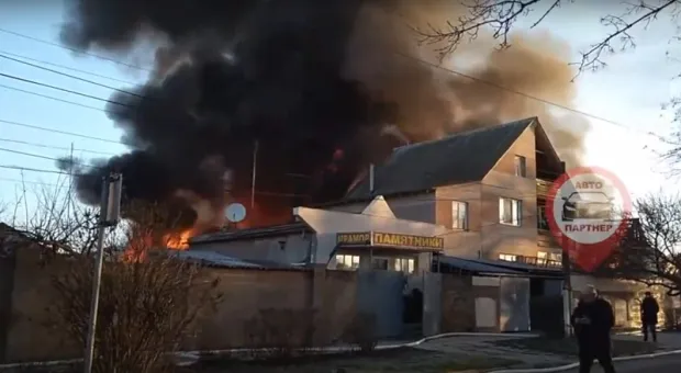 Сильный пожар охватил магазин и дома в Саках