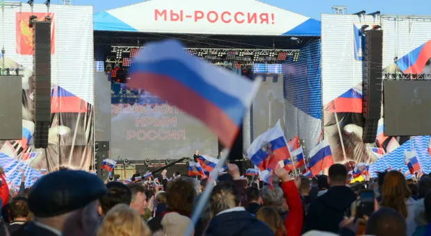 В Севастополе на концерте в честь воссоединения с Россией люди обнимались снова