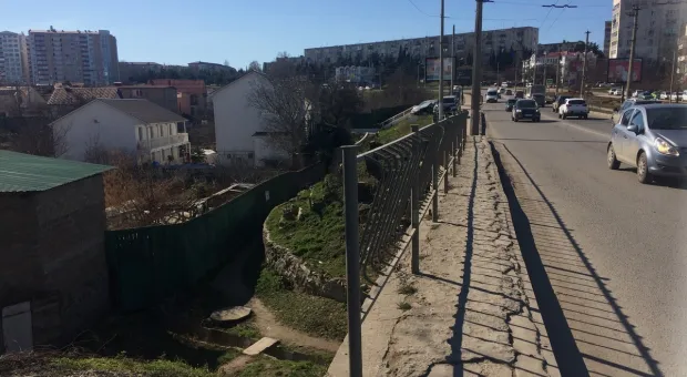 Две полоски: когда севастопольцам ждать расширения моста на Пожарова?