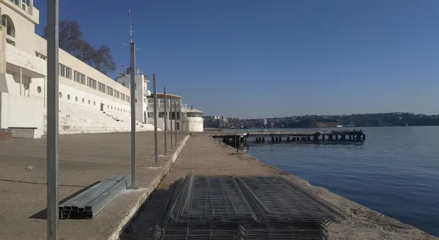 У моря в центре Севастополя городят забор – фотофакт 