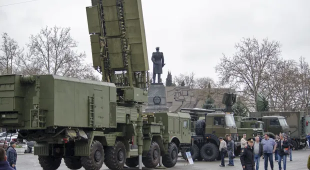 Севастопольские ракетчики отмечают День ПВО на площади Нахимова
