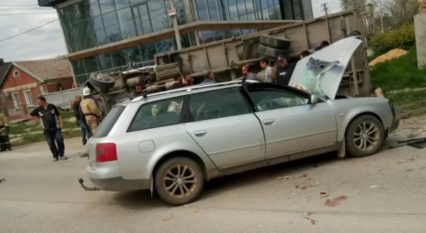 В курортном городе Крыма легковушка снесла грузовик