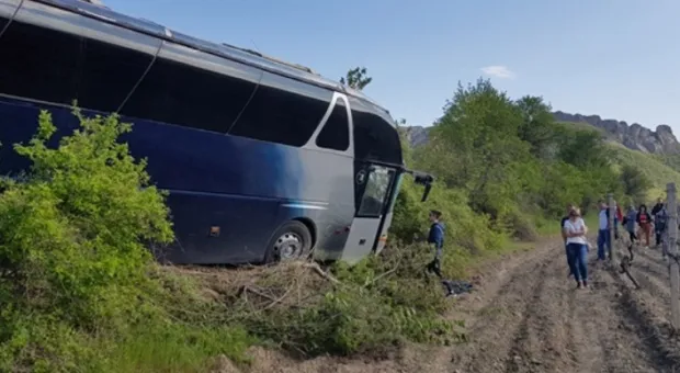 Пассажирский автобус вылетел с дороги возле Судака