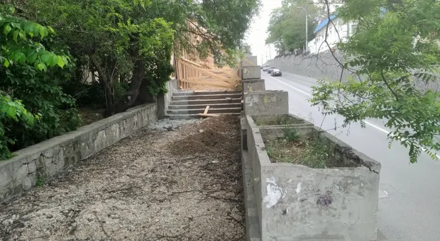В центре Севастополя скрытно ремонтируют лестницу