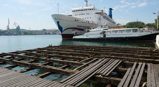 Неизвестные разобрали настил на Графской пристани в Севастополе 