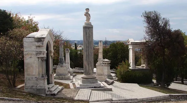 Как Севастополь закапывает свою историю на Братском кладбище