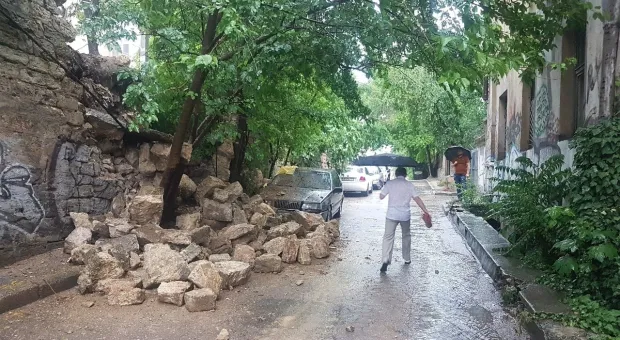 В Севастополе рухнуло несколько подпорных стен 