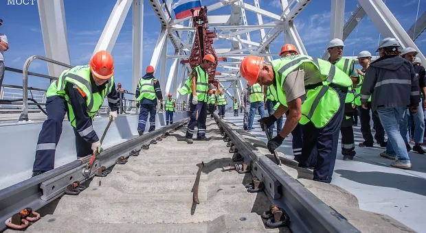 Берега соединились: На Крымском мосту состыковали звенья железной дороги