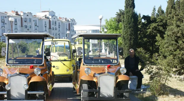 Перегородили валунами: из парка Победы в Севастополе могут исчезнуть жёлтые прогулочные электромобили