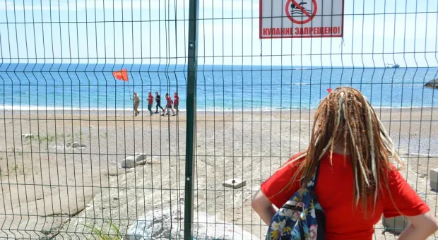 Севастопольские комсомольцы проникли в логово пляжного милитаризма