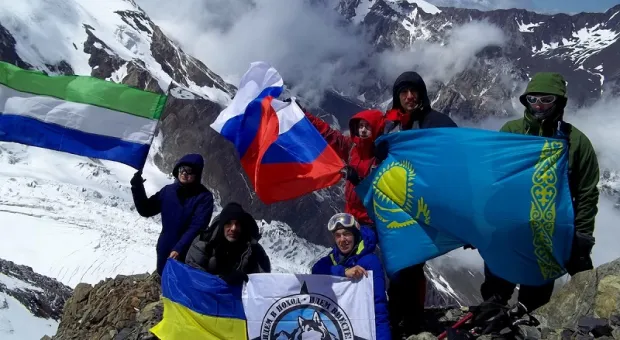 Крымчане установили флаг России на высоте 5 тысяч метров 
