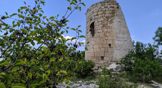 Сюйреньская крепость: средневековый лик хранит в скале тайны Крыма