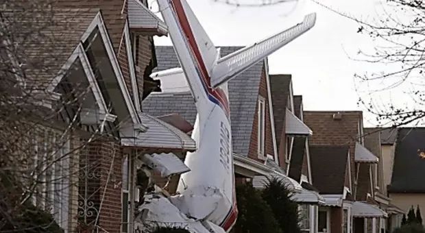 Один человек погиб при падении самолета на дом в штате Нью-Йорк