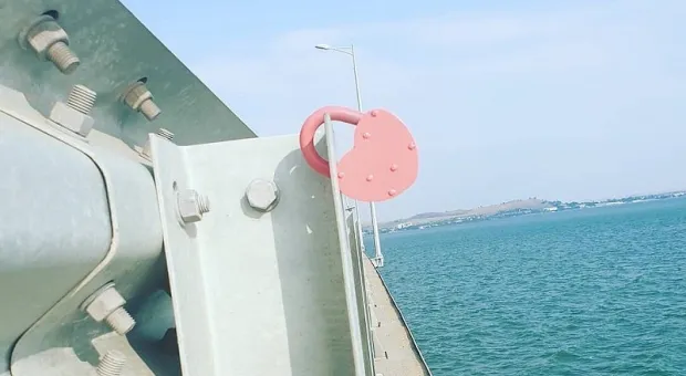 Молодоженам грозит штраф за первый замок любви на Крымском мосту 
