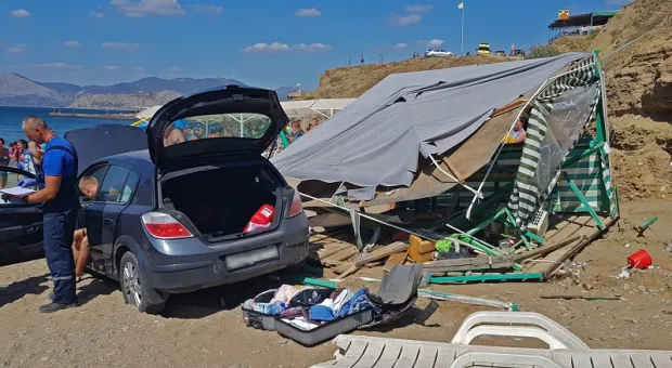 В Крыму автомобиль упал с обрыва на палатку для массажа