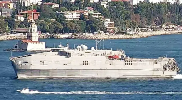 Черноморский флот сопровождает судно ВМС США