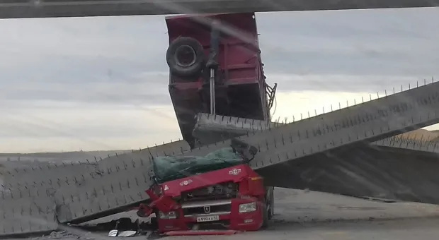 Путепровод на трассе Таврида в Крыму раздавил грузовик