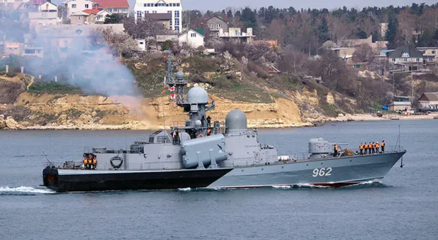На корабле Черноморского флота в Севастополе возник пожар
