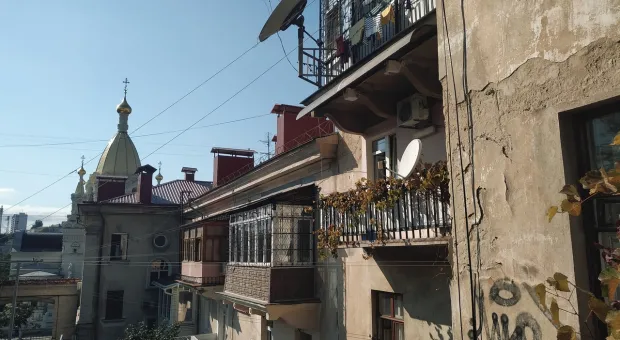 Исторический дом на Большой Морской в Севастополе укрыли «забором»