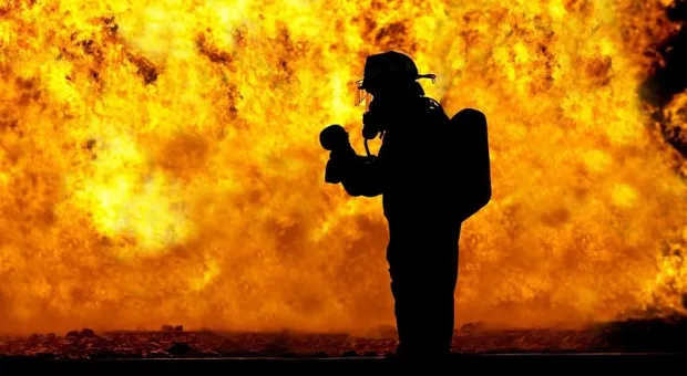 Пожарный в Крыму спас 10 семей из своего же дома