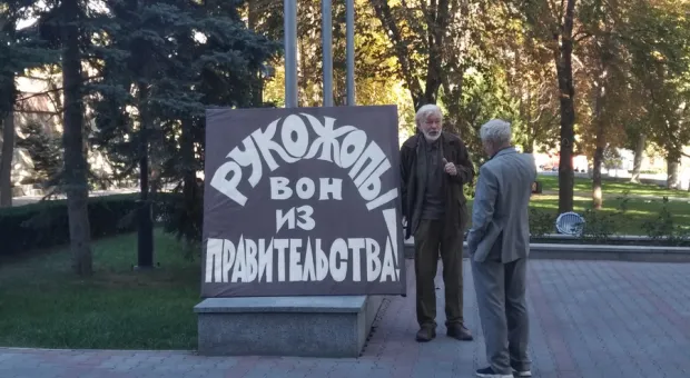 «Рукожопы, вон из правительства!»: Развожаев хотел купить плакат художника Чижова