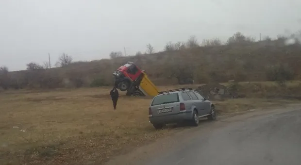 В столице Крыма грузовик ушел под землю