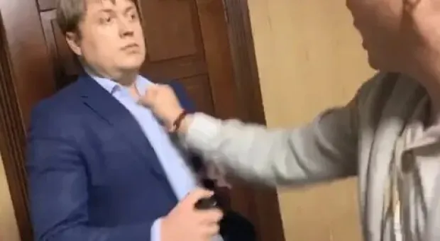 Видео: Ляшко устроил драку с депутатом Рады в аэропорту 