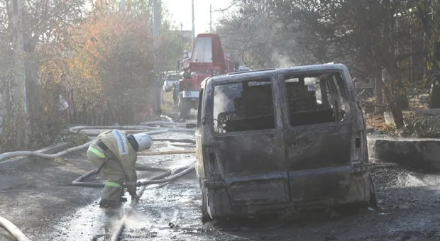 Гараж, дом и два микроавтобуса сгорели в частном секторе Севастополя