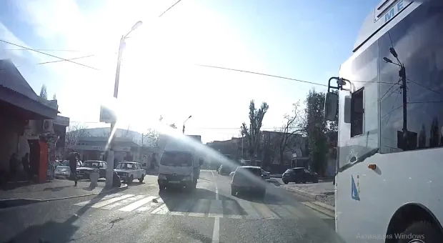 Хулиган в Севастополе камнем разбил стекло автобуса и сбежал