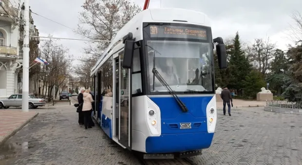 Суперсовременный трамвай вышел на линию в Евпатории и сразу же застрял