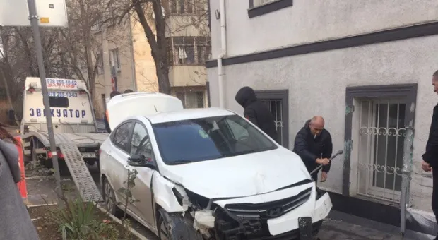 В центре Севастополя автомобиль влетел в здание 