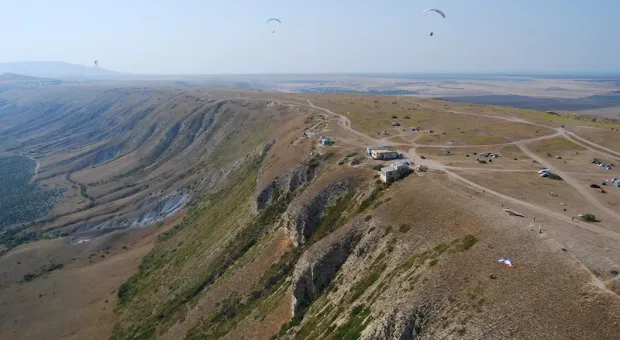Гору Клементьева в Крыму исполосовали тракторами Гору Клементьева в Крыму исполосовали тракторами