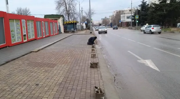 В Севастополе к загадочным ларькам проложили незаконные подъезды 