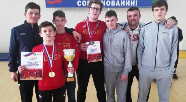 Артём Ищенко и Дмитрий Герасин завоевали золото и бронзу на первенстве ЮФО по греко-римской борьбе
