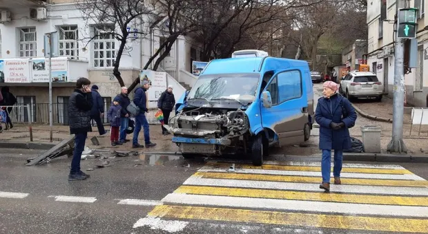 В Севастополе троллейбус жёстко «сбрил» капот фургона 