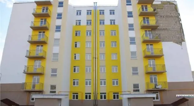 С нового дома для депортированных в Керчи снесло часть фасада