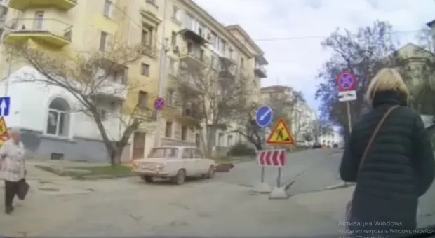 Странное ДТП: в Севастополе мужчина прыгнул на капот автомобиля