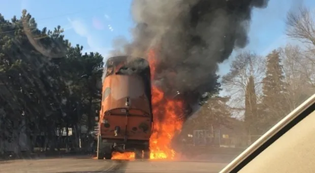 Столб пламени и чёрный дым: на автодороге в Севастополе загорелся грузовик