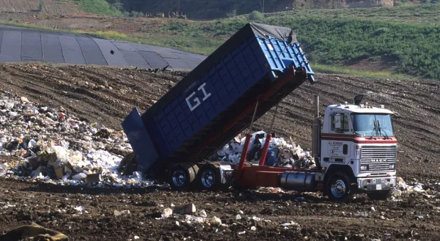 В Севастополе на мусорные грузовики повесят системы слежения