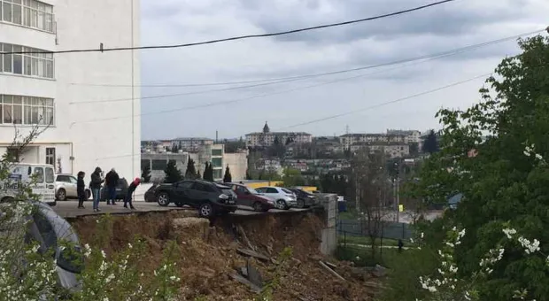 Как завис ремонт рухнувшей в Севастополе стены с автостоянкой 