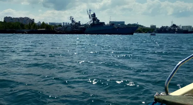 В Севастополе моряки ЧФ спасли тонущего рыбака 