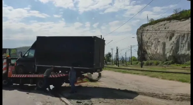 В аварии в Севастополе грузовику оторвало задний мост