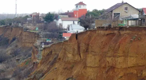 Севастопольских дачников уберут с оползня на пляже 