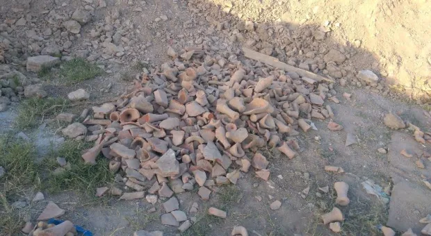 В Керчи неизвестные устроили свалку из артефактов и костей